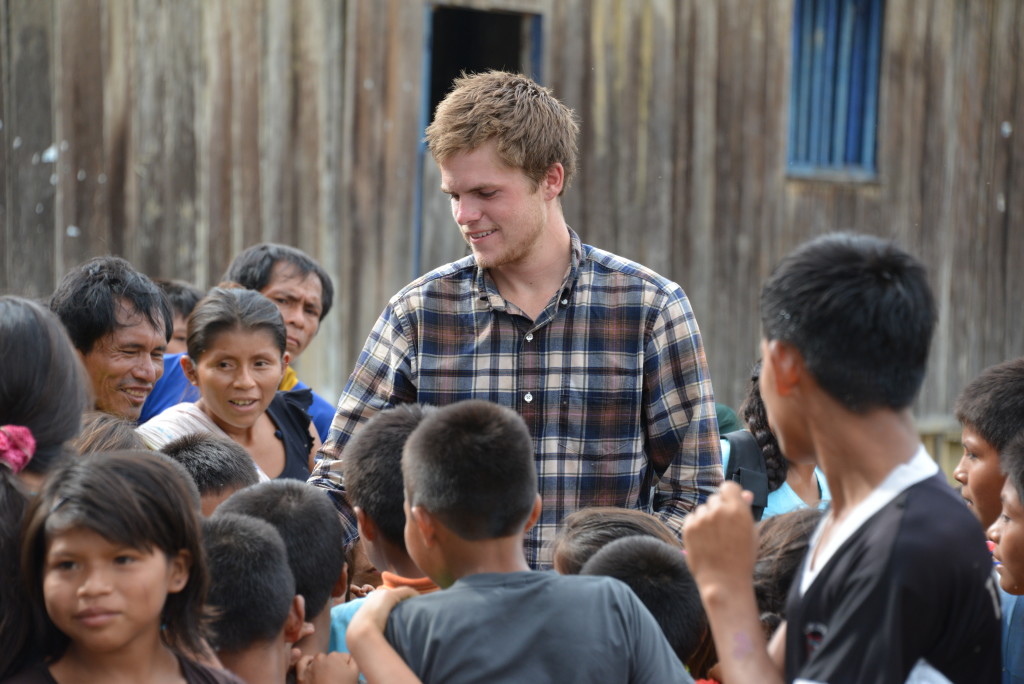 Tom Morrison talking with Awajún villagers.